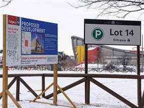 L'emplacement du Calgary Event Centre proposé, avec le Saddledome en arrière-plan.