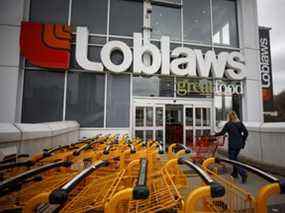 Un client entre dans une épicerie Loblaws à Toronto.