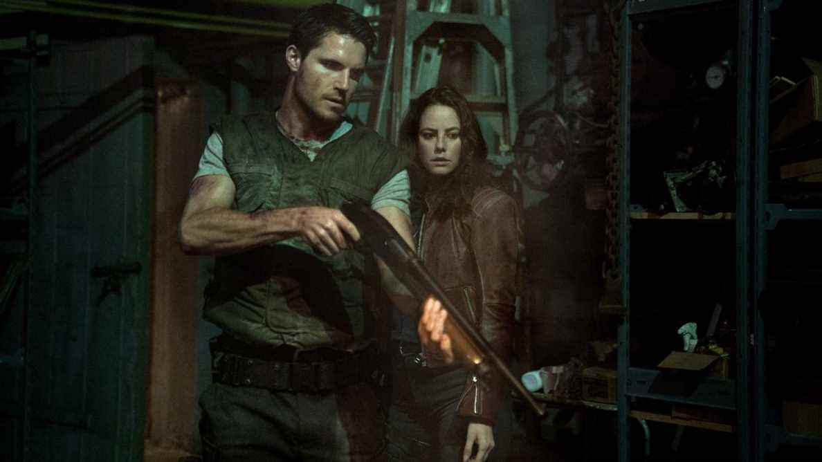 Robbie Amell et Kaya Scodelario dans Screen Gems Resident Evil Bienvenue à Raccoon City.