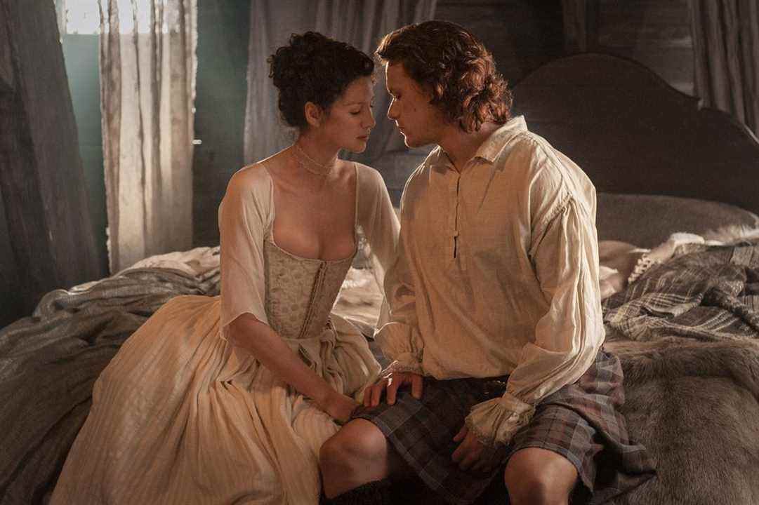 caitriona-balfe-as-claire-randall-fraser-sam-heughan-jamie-fraser-episode-107