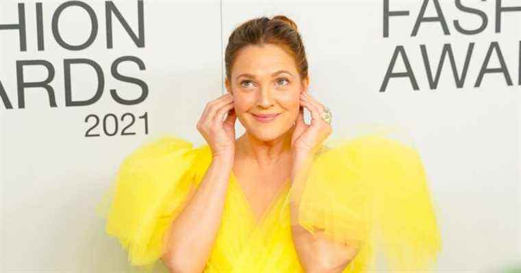 Qui glisse à gauche sur Drew Barrymore?
