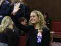 Puis la gouverneure générale Julie Payette salue la tribune en attendant de prononcer le discours du Trône dans la salle du Sénat le 5 décembre 2019 à Ottawa.  Payette est le dernier grand pilote du gouvernement Trudeau à démissionner ou à être évincé.