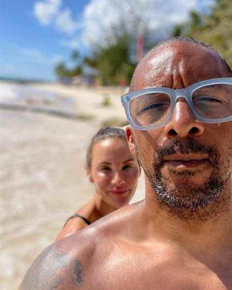 Jay Blades et sa fiancée Lisa Marie Zbozen sur la plage