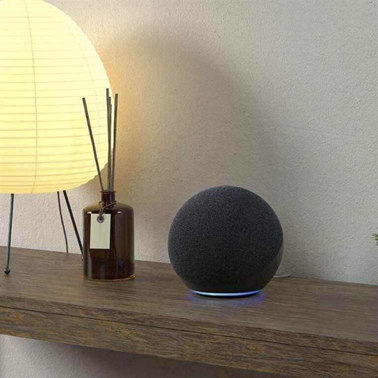 Obtenez le haut-parleur intelligent Echo d’Amazon et une ampoule intelligente Bluetooth en vente pour un total de 60 $