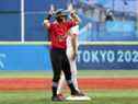 Victoria Hayward # 8 d'Équipe Canada célèbre après avoir ouvert le bas de la troisième manche avec un double au champ droit lors du match pour la médaille de bronze féminin entre Équipe Mexique et Équipe Canada le quatrième jour des Jeux olympiques de Tokyo 2020 au stade de baseball de Yokohama en juillet 27, 2021.