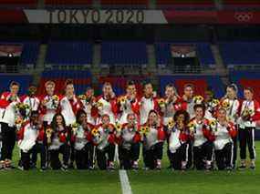 Les médaillés d'or du Canada posent lors de la cérémonie de remise des médailles au stade olympique de Tokyo, au Japon, le 6 août 2021.