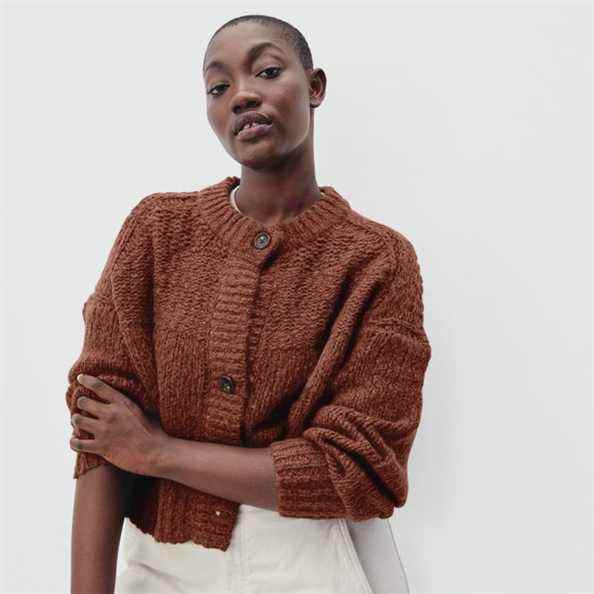 Everlane — Le cardigan en maille haute