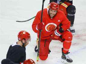 L'attaquant des Flames de Calgary Milan Lucic participe à un entraînement au Scotiabank Saddledome le lendemain de Noël.