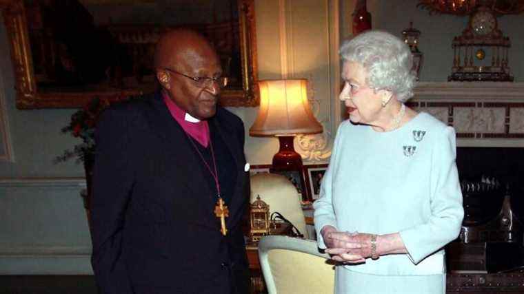 La reine rend hommage à l’archevêque Desmond Tutu après sa mort