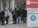 Les gens font la queue pour se faire vacciner contre la COVID-19 au centre de vaccination St-Laurent sur l'avenue Ste-Croix le lundi 27 décembre 2021. Les Québécois de 60 à 64 ans peuvent maintenant réserver leurs rappels.