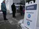 Les gens font la queue pour les inoculations au centre de vaccination St-Laurent COVID-19 sur le boulevard Ste-Croix.  le lundi. 