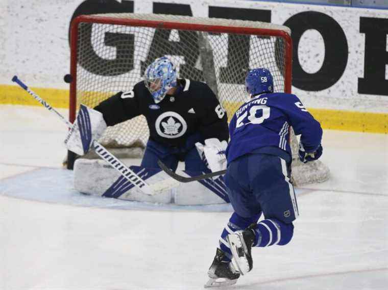 L’entraîneur des Maple Leafs, Keefe, revient après un combat contre COVID et trouve que «l’ambiance est bonne» parmi les joueurs