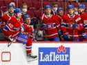 Les Canadiens, de gauche à droite, Jonathan Drouin, Joel Armia, Jesse Ylonen, Laurent Dauphin, Artturi Lehkonen, Jake Evans et Ryan Poehling regardent l'action depuis le banc lors du match contre les Flyers de Philadelphie à Montréal le 16 décembre 2021.