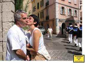 L'aime un peu pédophile.  Une photo non datée montre Jeffrey Epstein et Ghislaine Maxwell.  La photo a été déposée en preuve par le bureau du procureur américain le 7 décembre 2021 lors du procès de Ghislaine Maxwell, l'associée de Jeffrey Epstein accusée de trafic sexuel, à New York.