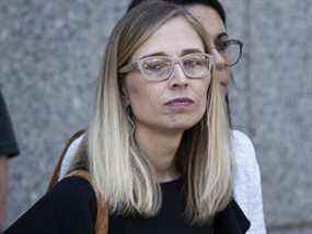 Annie Farmer, victime de Jeffrey Epstein, regarde leurs avocats s'adresser à la presse devant un tribunal fédéral à la suite d'une audience de mise en liberté sous caution de Jeffrey Epstein, le 15 juillet 2019 à New York.