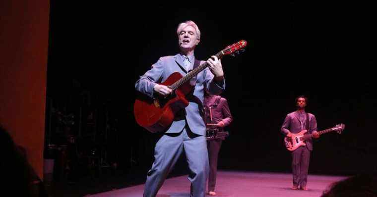 David Byrne brûle Broadway avec des spectacles d'Utopia américains « Unplugged »
