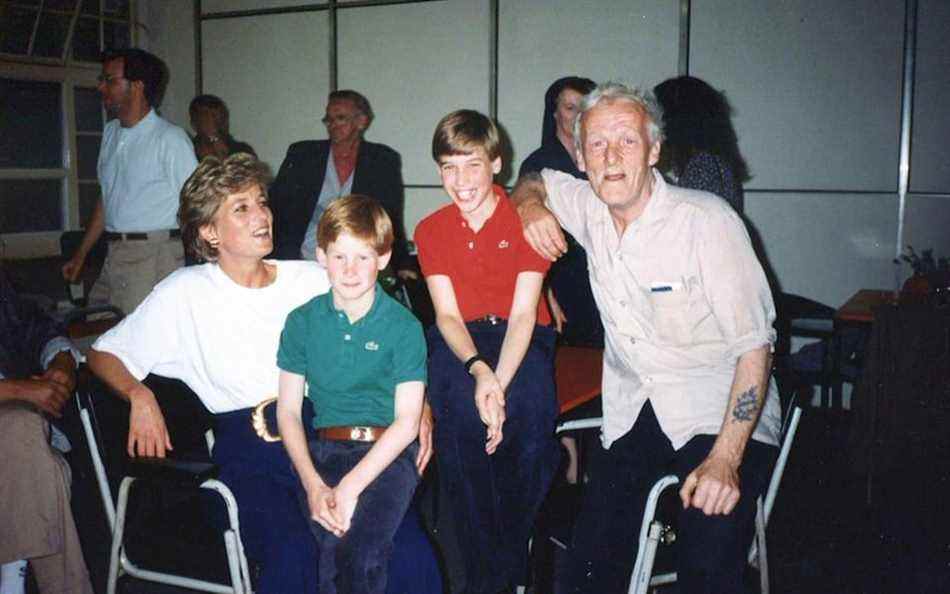 Le prince William, le prince Harry et la princesse Diana en visite au refuge pour sans-abri The Passage en décembre 1994 - Kensington Palace