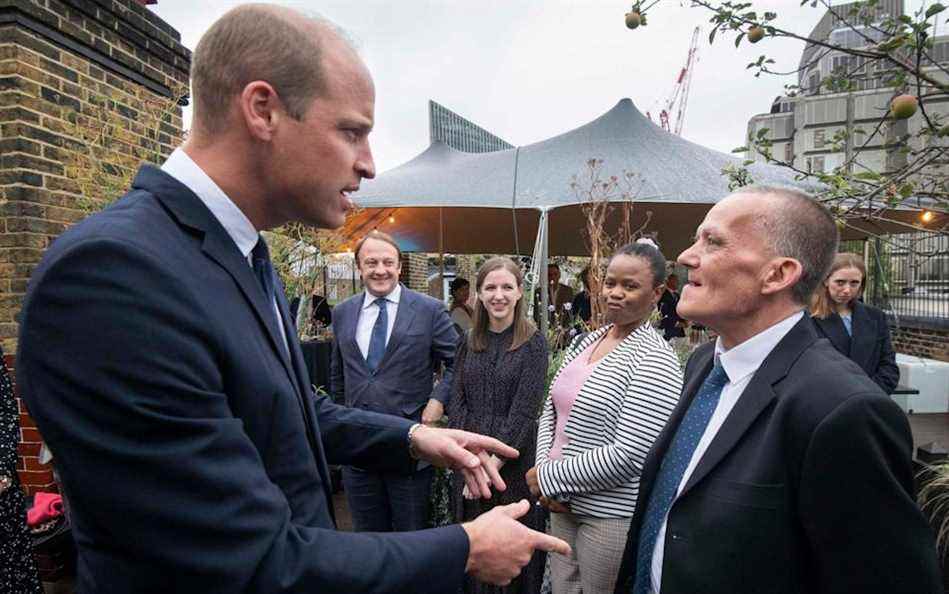 Le duc de Cambridge rencontre Colin Chilman, 56 ans, ancien sans-abri et maintenant portier de cuisine qualifié, et Nomonde Mkhwanazi, 49 ans, un ancien dormeur dans la rue qui suit maintenant une formation d'infirmière – Julian Simmonds