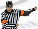 L'arbitre Dave Jackson appelle une pénalité d'accrochage lors d'un match éliminatoire entre les Rangers de New York et les Devils du New Jersey le 11 avril 2008, au Prudential Center de Newark, NJ