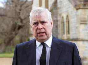 Qui?  Moi?  Le prince Andrew s'adresse aux médias lors du service dominical à la chapelle royale de la Toussaint à Windsor Great Park, en Grande-Bretagne, à la suite du décès de son père, le prince Philip, à l'âge de 99 ans, le 11 avril 2021.