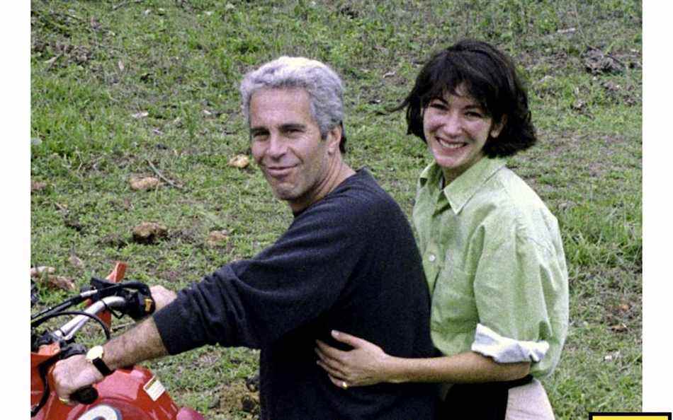 Une photo non datée montre Jeffrey Epstein et Ghislaine Maxwell.  La photo a été déposée en preuve par le bureau du procureur américain le 7 décembre 2021 lors du procès de Ghislaine Maxwell, l'associée de Jeffrey Epstein accusée de trafic sexuel, à New York.  Courtoisie via le bureau du procureur des États-Unis/Document via - le bureau du procureur des États-Unis