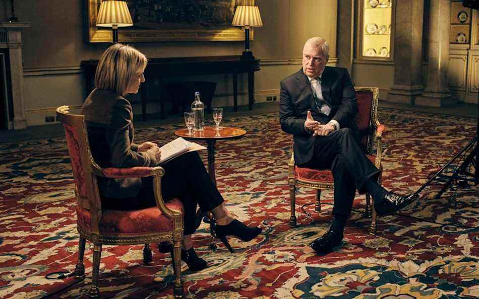 Cette photo du 18 novembre 2019 publiée par la BBC montre Emily Maitlis de BBC Newsnight, à gauche, lors d'une interview à Londres avec le prince Andrew, duc d'York, à propos de l'implication du prince avec Jeffrey Epstein.  Son interview s'est retournée contre lui lorsque le prince n'a pas fait preuve d'empathie pour les jeunes femmes exploitées par Epstein alors même qu'il défendait son amitié avec le délinquant sexuel condamné.  (Mark Harrison/BBC via AP) - Mark Harrison/BBC