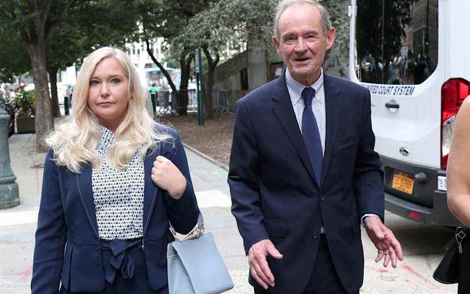 L'avocat David Boies arrive avec sa cliente Virginia Giuffre pour l'audition de l'affaire pénale contre Jeffrey Epstein, devant la Cour fédérale de New York, États-Unis, le 27 août 2019. - Reuters