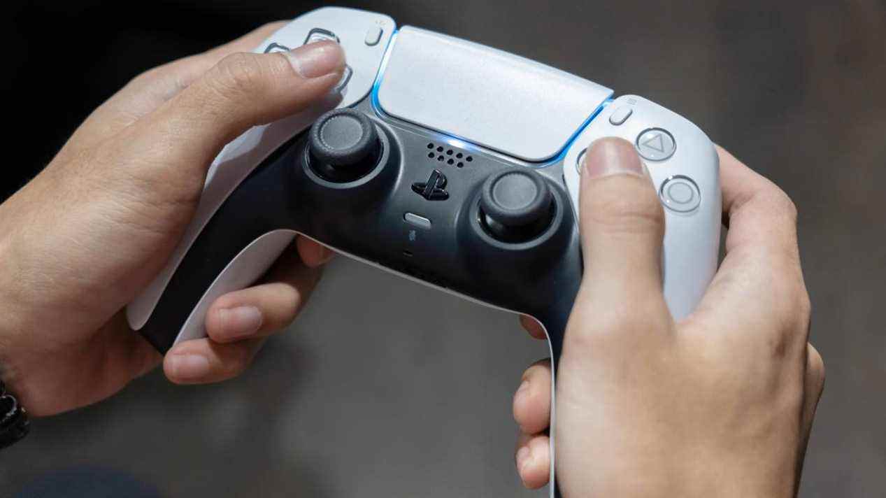 Quelqu'un détient une manette PS5 DualSense