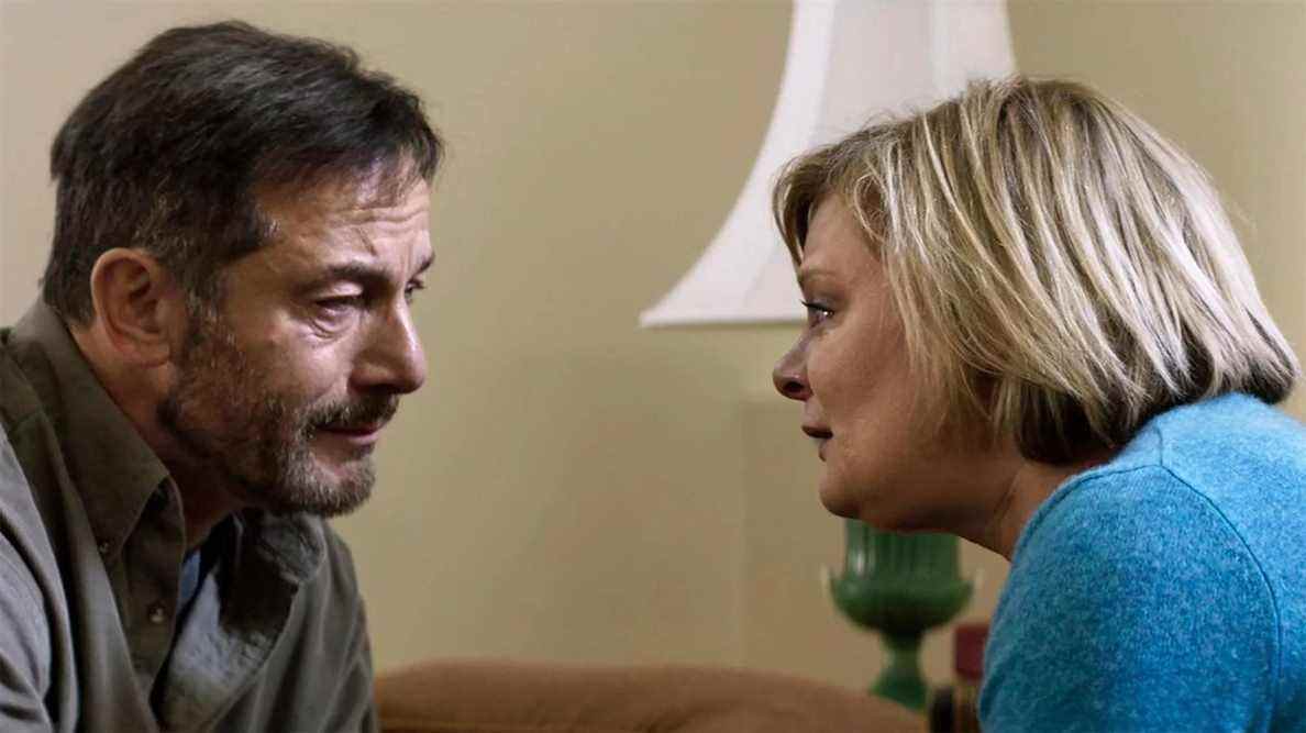 Jason Isaacs et Martha Plimpton dans la messe.