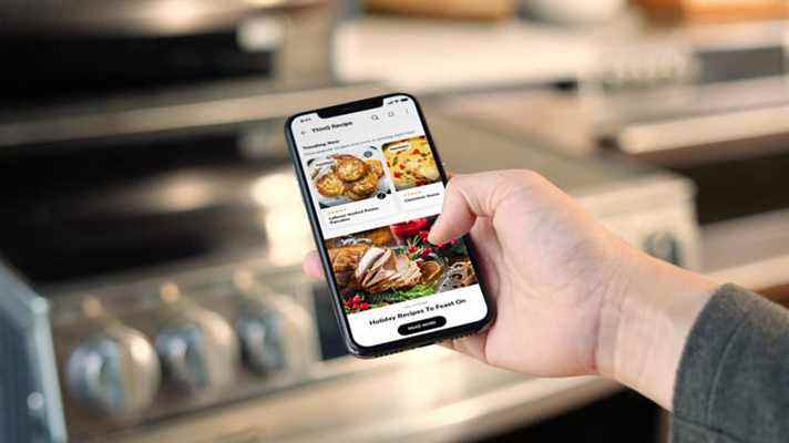 Un smartphone affichant la fonction de recette LG ThinQ intégrée à l'application.