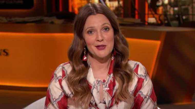 À cette époque, Drew Barrymore a appelé de manière hilarante Dakota Johnson pour sa tristement célèbre interview avec Ellen
