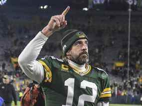 Le quart-arrière des Packers Aaron Rodgers réagit après que les Packers aient vaincu les Rams, au Lambeau Field de Green Bay, Wisconsin, le 28 novembre 2021.