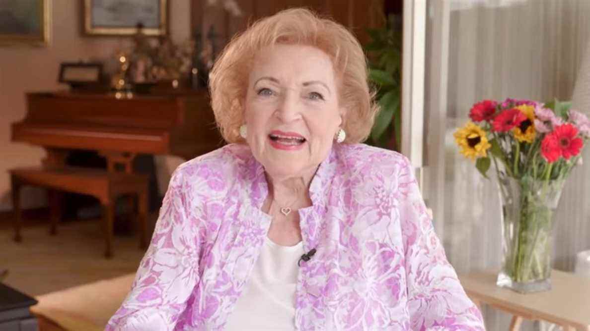 Alors que Betty White fête ses 100 ans, Ryan Reynolds et d'autres réfléchissent à ses talents de comédien
