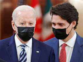 Le président américain Joe Biden et le premier ministre Justin Trudeau s'entretiennent à la Maison Blanche lors du Sommet des dirigeants nord-américains le 18 novembre 2021.