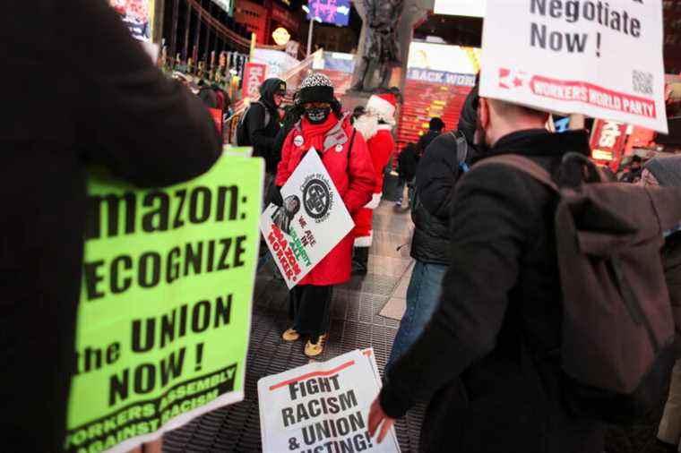 Amazon rappellera aux travailleurs leurs droits à la suite d’un accord avec le NLRB