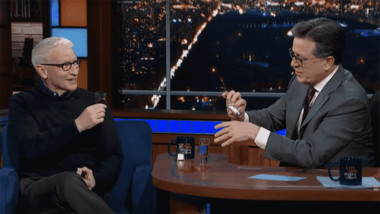 Anderson Cooper fait des clichés avec Stephen Colbert tout en discutant du licenciement de Chris Cuomo