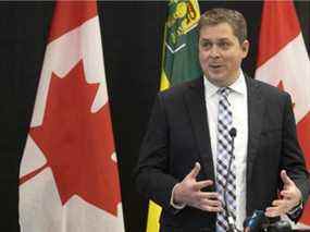 Le député conservateur Andrew Scheer s'adresse aux journalistes à l'hôtel Delta.  Scheer dit que l'amendement donnerait aux gens de la Saskatchewan un traitement plus équitable en ce qui concerne les exemptions ferroviaires existantes.