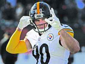 TJ Watt # 90 des Pittsburgh Steelers salue les fans lors des échauffements d'avant-match avant le match contre les Bengals de Cincinnati au Paul Brown Stadium le 28 novembre 2021 à Cincinnati, Ohio.