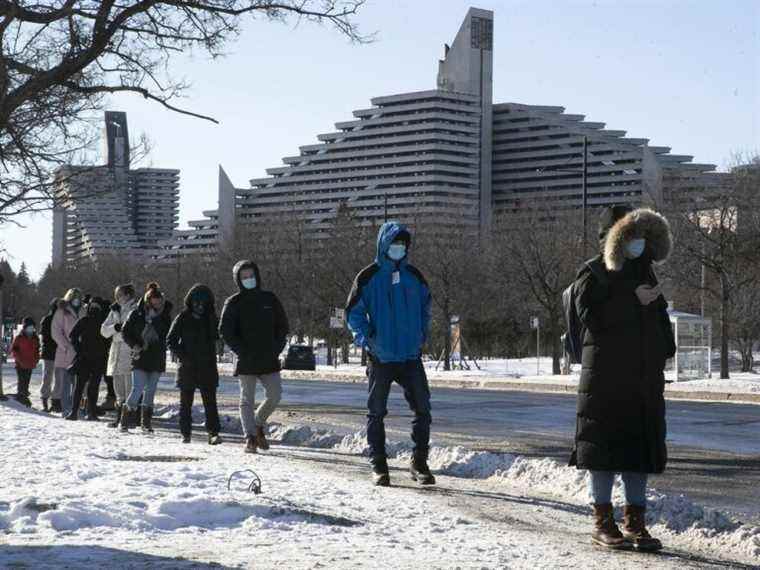 Après des jours de longues files d’attente, de plus en plus de sites de test à Montréal seront sur rendez-vous seulement