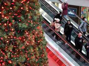 Des acheteurs au centre commercial Eaton Centre, au centre-ville de Toronto, le 21 novembre 2020.