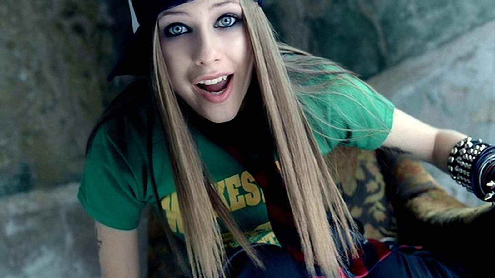 Avril Lavigne transforme sa chanson Sk8er Boi en un film, pouvons-nous la rendre plus évidente
