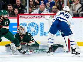 Le gardien du Wild du Minnesota Cam Talbot effectue un arrêt sur l'attaquant des Maple Leafs William Nylander lors de la deuxième période au Xcel Energy Center le samedi 4 décembre 2021.