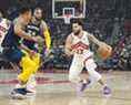 Le gardien des Raptors de Toronto Fred VanVleet (23) se dirige vers le filet contre le gardien des Memphis Grizzlies Desmond Bane (22) et l'attaquant Dillon Brooks (24) au cours du premier quart à la Scotiabank Arena.