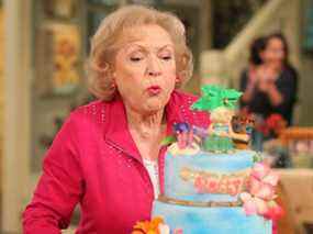 L'actrice Betty White pose lors de la célébration de son 93e anniversaire sur le tournage de Hot à Cleveland.