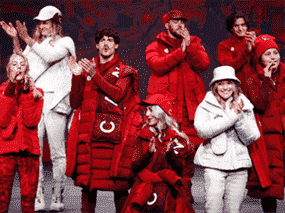 Des athlètes modèlent les nouveaux uniformes d'Équipe Canada de lululemon Athletica pour les Jeux olympiques d'hiver de 2022 à Toronto, le 26 octobre 2021.