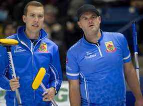 Brendan Bottcher, à gauche, et Darren Molding jouent contre l'équipe Gushue aux essais canadiens de curling le 20 novembre 2021.