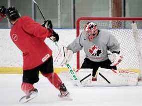 Le gardien d'Équipe Canada Brett Brochu de Tilbury effectue un arrêt lors de l'entraînement mardi au Fenlands Banff Recreation Centre à Banff, en Alberta.  Brochu débutera pour le Canada à son deuxième match au championnat du monde de hockey junior, mardi.