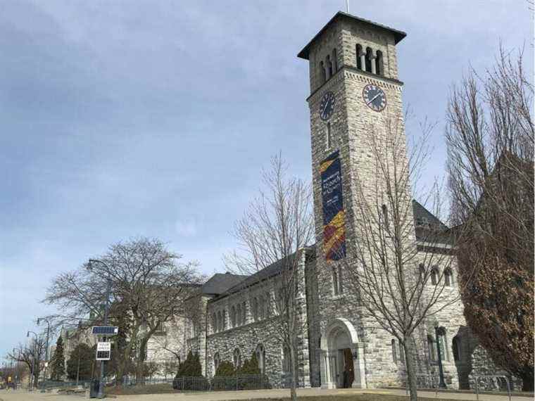 COVID-19: l’Université Queen’s n’annulera pas les examens en salle malgré les épidémies sur le campus