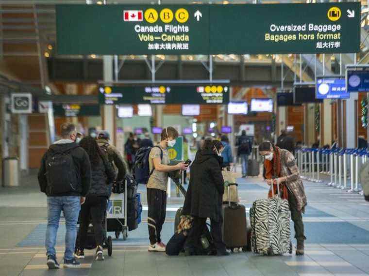 COVID-19 : les vacanciers craignent que les nouvelles restrictions d’Omicron ne les laissent « bloqués » à l’étranger