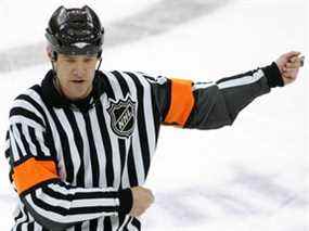 L'arbitre Dave Jackson appelle une pénalité d'accrochage lors d'un match éliminatoire entre les Rangers de New York et les Devils du New Jersey le 11 avril 2008, au Prudential Center de Newark, NJ